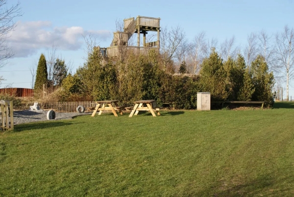 Familie på tur ud i naturen i Sydjylland