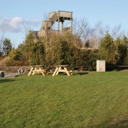 Familie på tur ud i naturen i Sydjylland