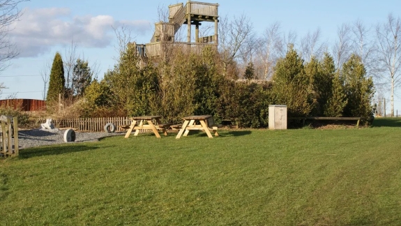 Familie på tur ud i naturen i Sydjylland